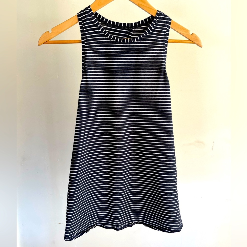 Lululemon all tied up tank. Size 4. Very good condition.